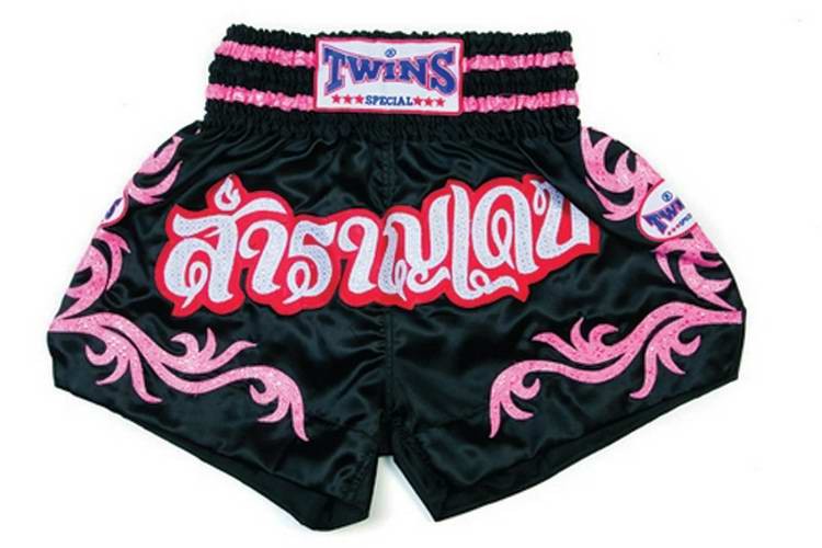 TWINS Kick- Thaiboxing Shorts schwarz mit rosa Tribal und Thai Schriftzug TTBL-015