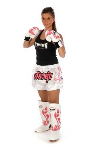 TWINS Thaiboxing Hose in weiss mit rosa tribal und Thaischriftzug TTBL-019